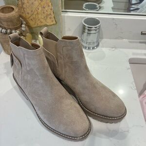 Dolce Vita Women's Tan Ankle Boots